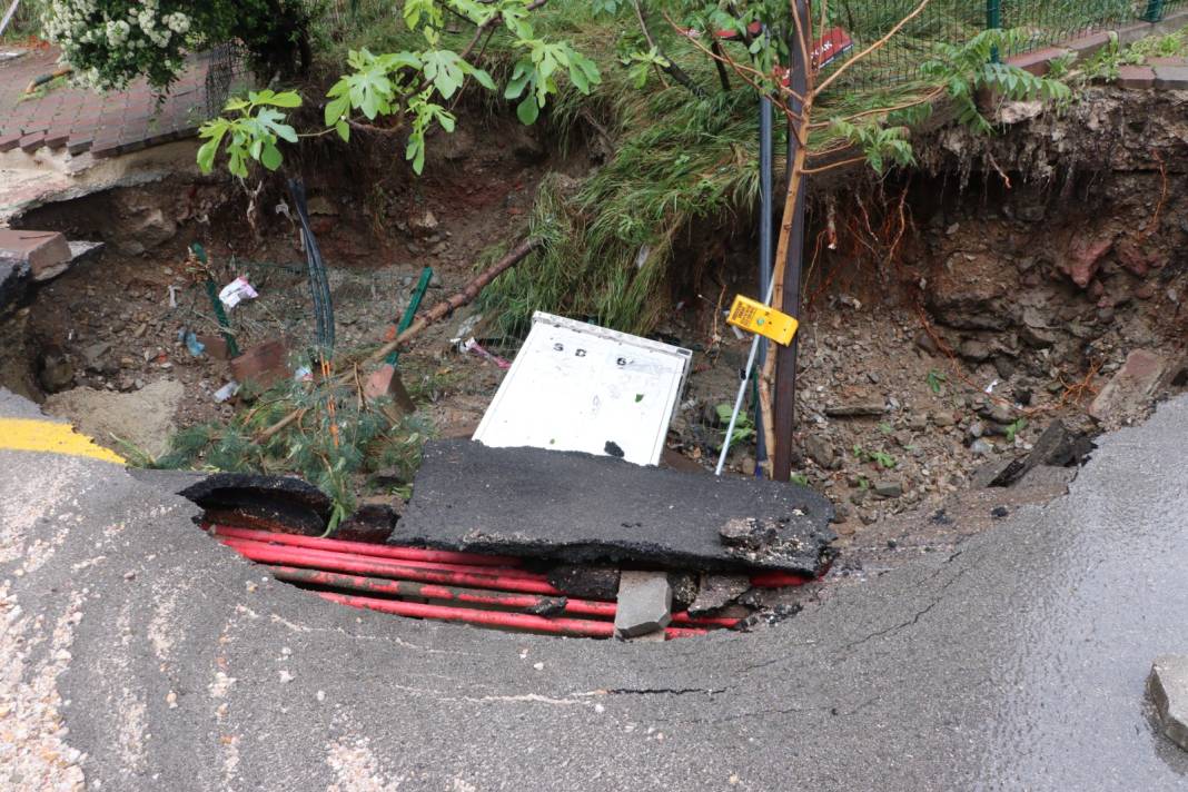 Sağanak sonrası Ankara’da yol çöktü 9